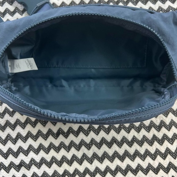 Code Blue lululemon On the Beat Belt Bag *4.5 - Picture 6 of 12